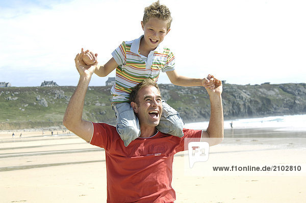 Mann mit seinem Sohn auf seinen Schultern
