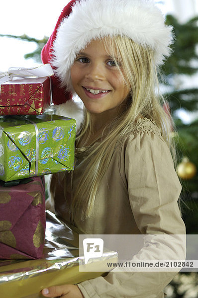Portrait lächeln halten Mädchen Weihnachtsgeschenk