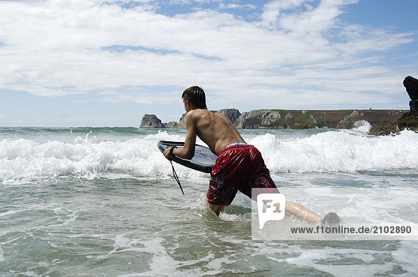 Wasser Mann Surfboard seicht Rückansicht Ansicht