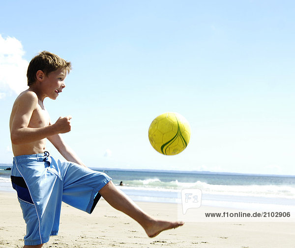 Profil Profile Strand Junge - Person Fußball Seitenansicht spielen