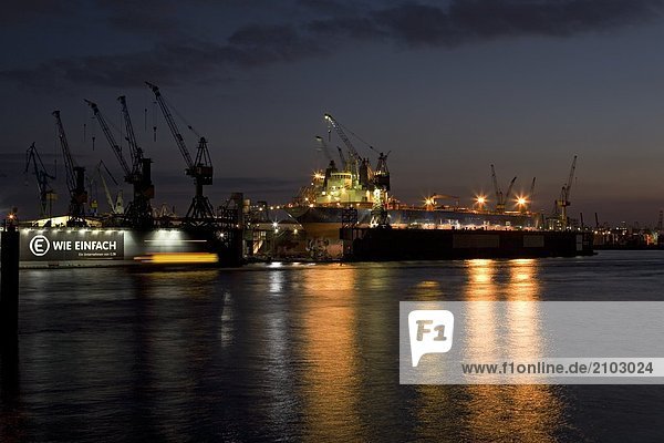 Schiff im Hafen bei Nacht  Hafen von Hamburg  Hamburg  Deutschland