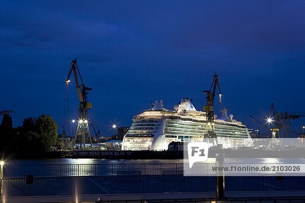 Kreuzfahrtschiff im Hafen bei Nacht  Hafen von Hamburg  Hamburg  Deutschland