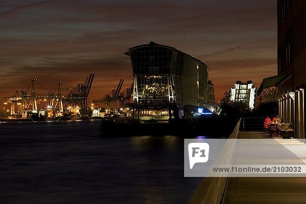Harbor beleuchtet bei Nacht  Hafen von Hamburg  Hamburg  Deutschland
