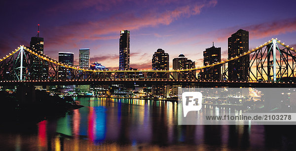 Australien. Queensland. Brisbane. Story-Brücke. Nacht von Sicht.