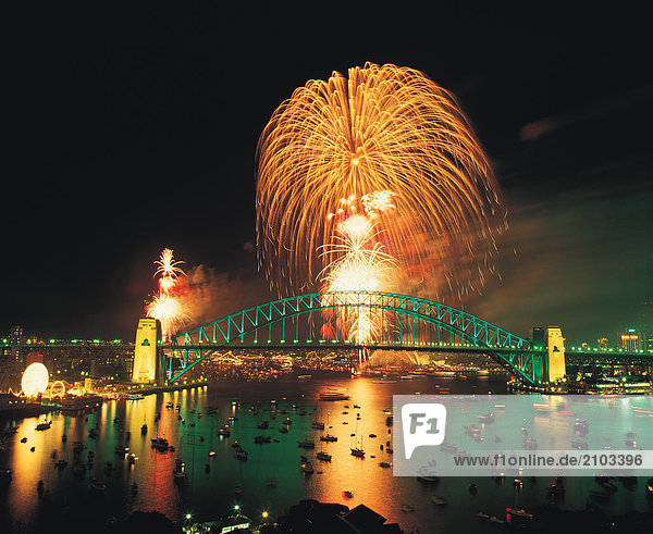 Reisen. Australien. New South Wales. Sydney. Feuerwerk über Harbour Bridge.