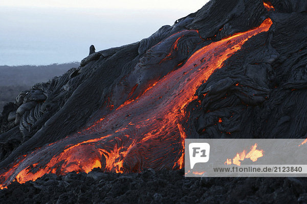 hawaii - pahoehoe lava verlässt lava tube