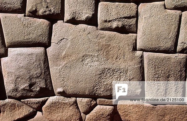 Berühmten 12-die Enge getrieben Stein in eine Inca Wand an der Hatunrumiyoc Street. Cuzco  Peru