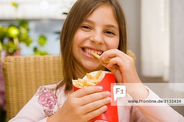 Girl eating Pommes frites