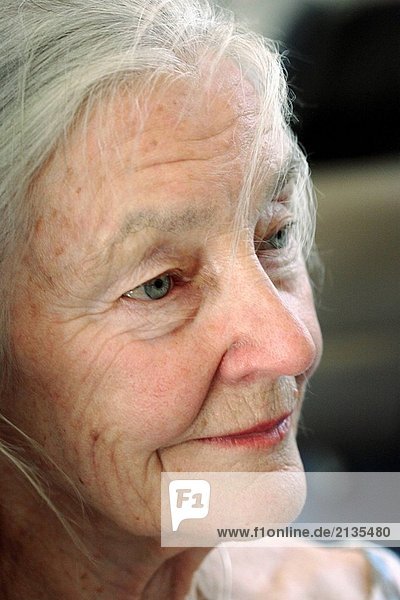 ältere Frau im Profil