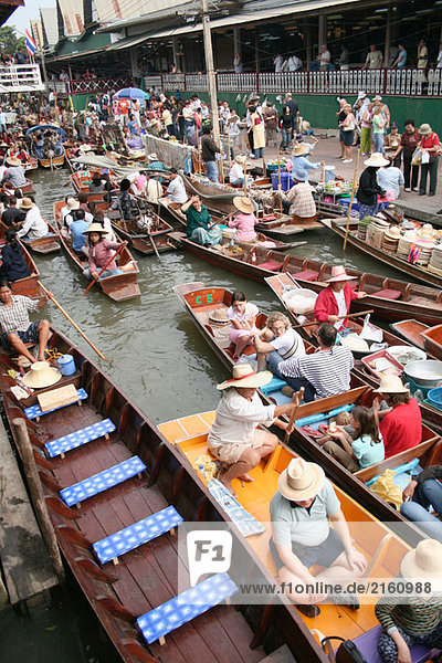 Touristen und Anbieter mit ihren Booten  schwimmender Markt Damnoen Saduak  Bangkok  Thailand  Asien