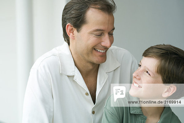 Vater und Sohn lächeln sich an  Nahaufnahme