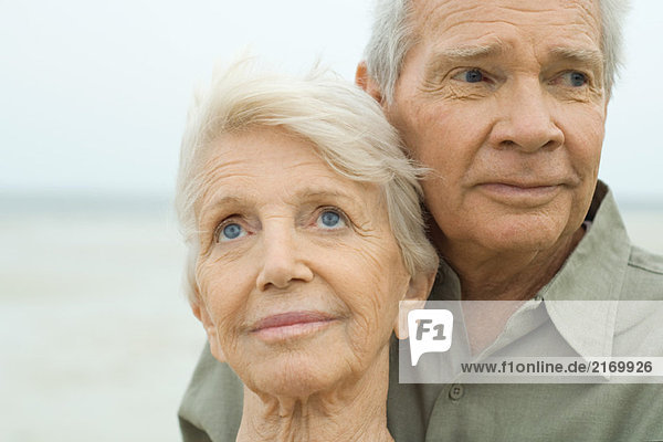 Seniorenpaar im Freien  lächelnd und wegschauend  Portrait