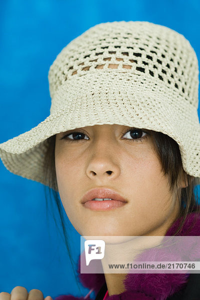 Teenagermädchen mit Hut  Blick in die Kamera  Portrait