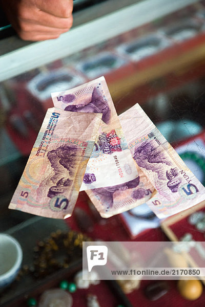 5 Yuan-Banknoten am Schalter