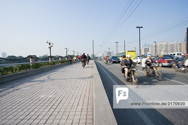 Fußgängerzone an der Stadtautobahn  China