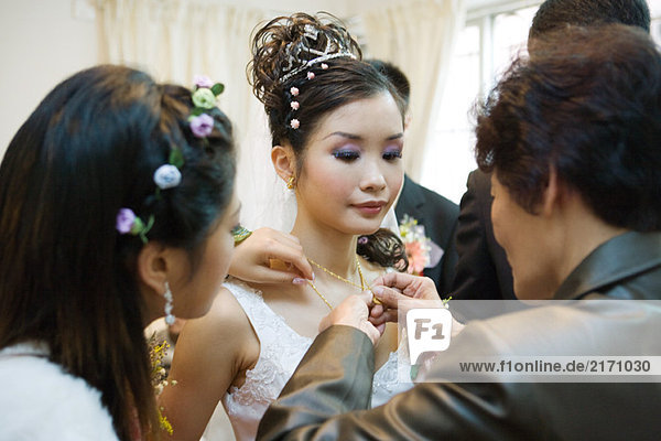 Chinese wedding  giving of jewelry to the bride