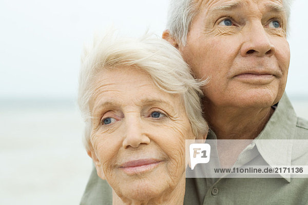 Nahaufnahme eines älteren Paares  das wegschaut  lächelt  Porträt