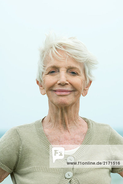 Seniorin lächelt Kamera  Kopf und Schultern  Porträt