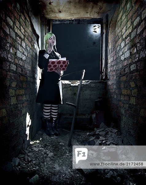 Gothicmodel mit Sense