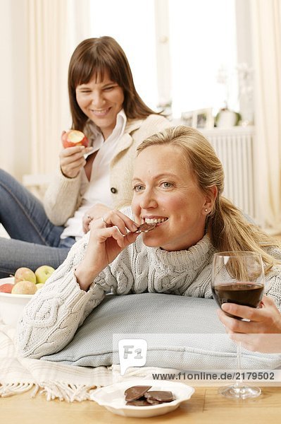 Frau blickt auf ihre Mutter essen Schokolade