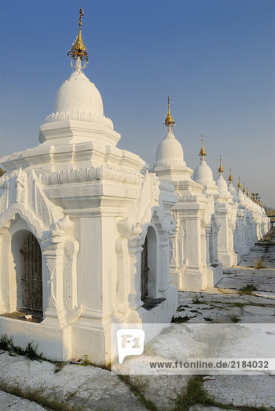 Weiße Pagoden in Zeile unter blauen Himmel  Kuthodaw Pagode  Mandalay  Myanmar