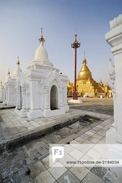 Pagoden in Buddhisten-Tempel  Kuthodaw Pagode  Mandalay  Myanmar