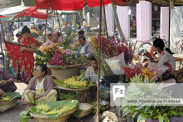Anbieter am Markt stall in der Stadt  Zegyo Markt  Mandalay  Myanmar