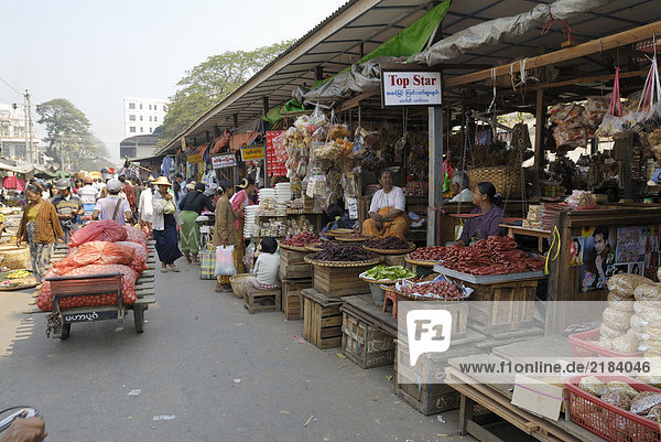 Marktstand in der Stadt  Zegyo Markt  Mandalay  Myanmar