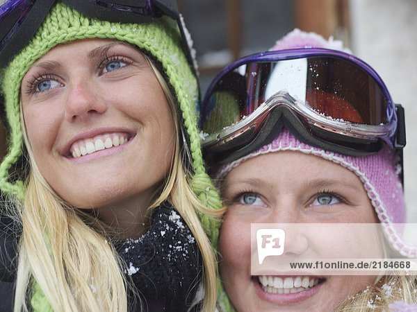 Zwei junge blonde Frauen in Skikleidung  Nahaufnahme  Porträt