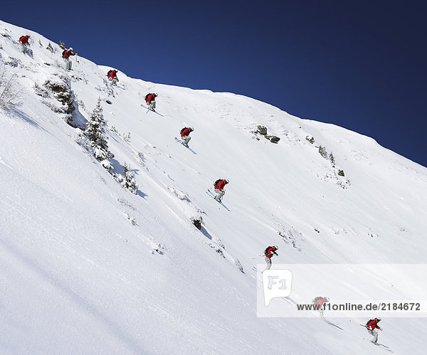 Abfolge der männlichen Skispringer auf der Steilpiste (Digital Composite)