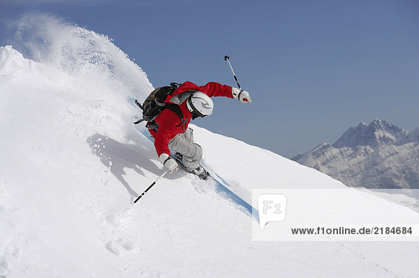 Österreich  Saalbach  Mann beim Skifahren auf der Piste