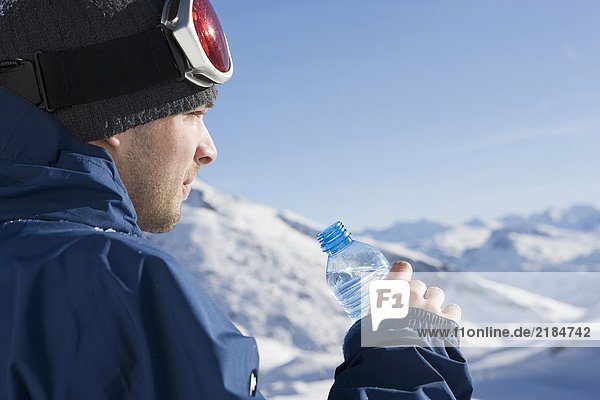 Snowboarder mit Wasserflasche  Seitenansicht
