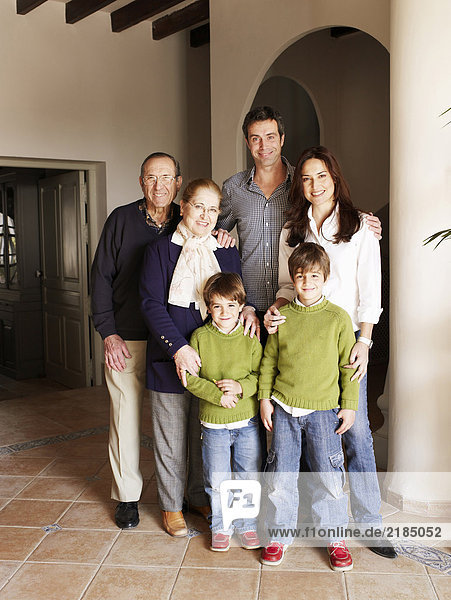 Drei Generationen Familie in der Halle stehend  lächelnd  Portrait
