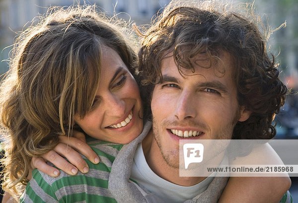 Junges Paar im Freien  Köpfe zusammen  lächelnd  Nahaufnahme