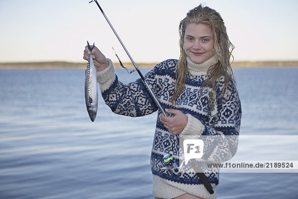 Junge Frau  die Fische gefangen hat.