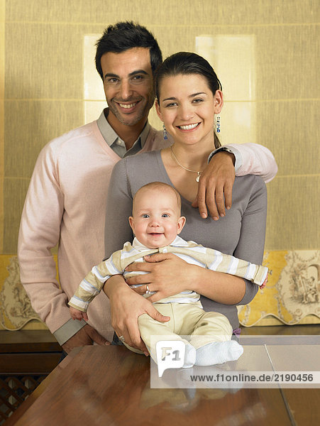 Junges Paar und kleiner Sohn (1-3 Monate) lächelnd  Portrait