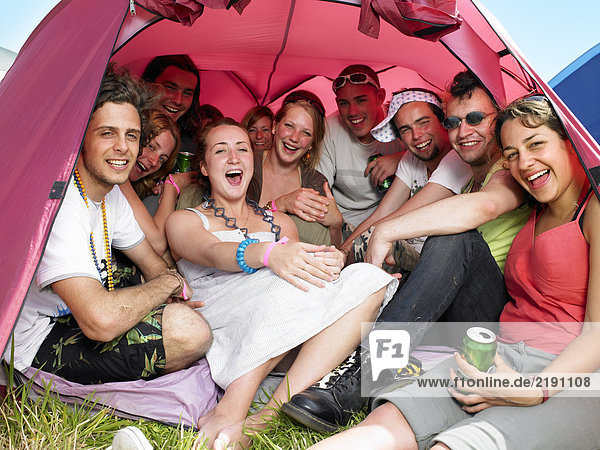 Gruppe von Personen im Zelt