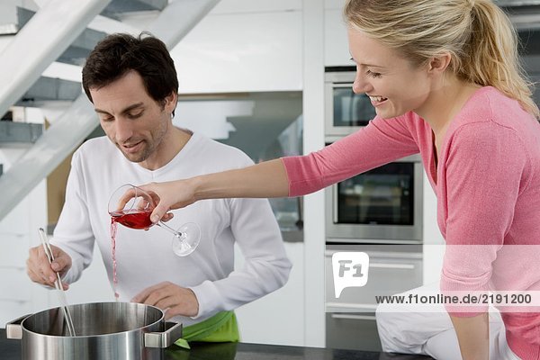 Porträt eines Paares beim Kochen.