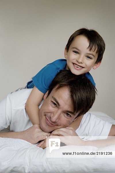 Porträt eines spielenden Vaters und Sohnes.