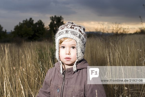Porträt eines Jungen auf einem Feld.