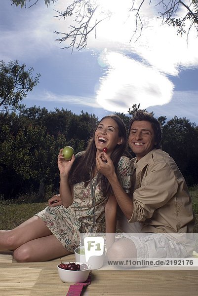 Junges Paar teilt sich frisches Obst