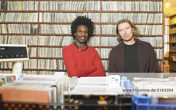 Zwei Männer im Musikladen  lächelnd  Portrait