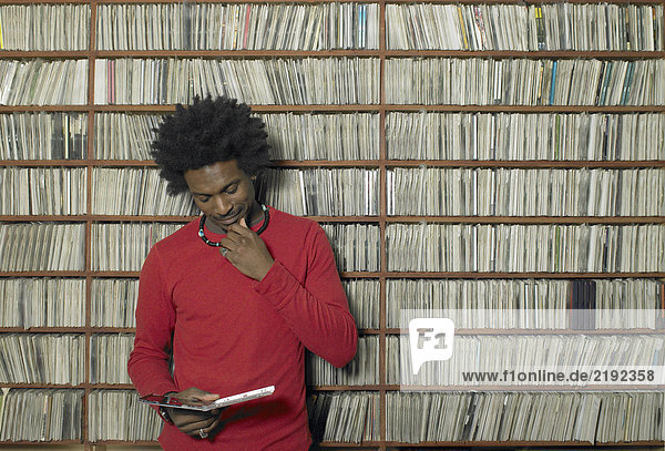 Mann auf der Suche nach Compact Disc im Musikgeschäft