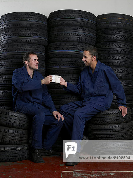 Mechaniker beim Kaffeetrinken