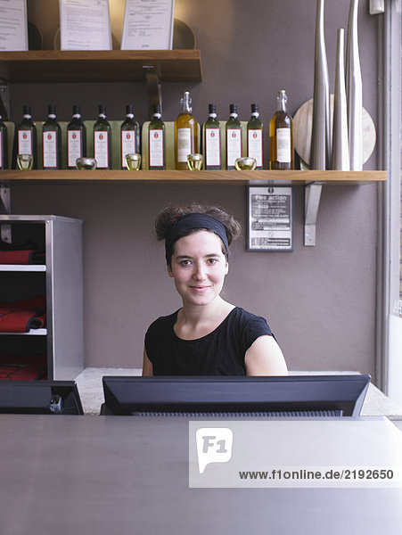 Hostess am Bahnhof in einem Restaurant