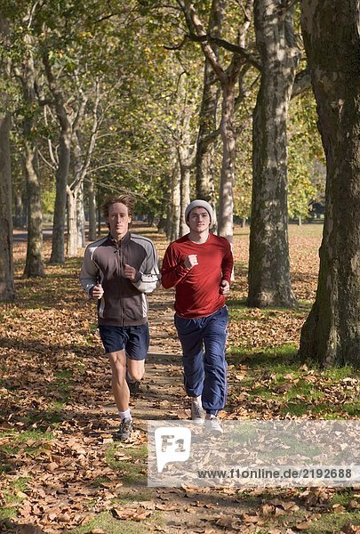 2 junge Männer joggen.
