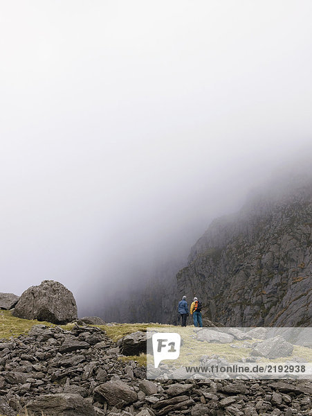 Paar in der Berglandschaft.