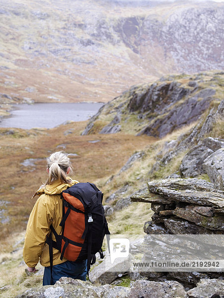 Frau in der Berglandschaft.
