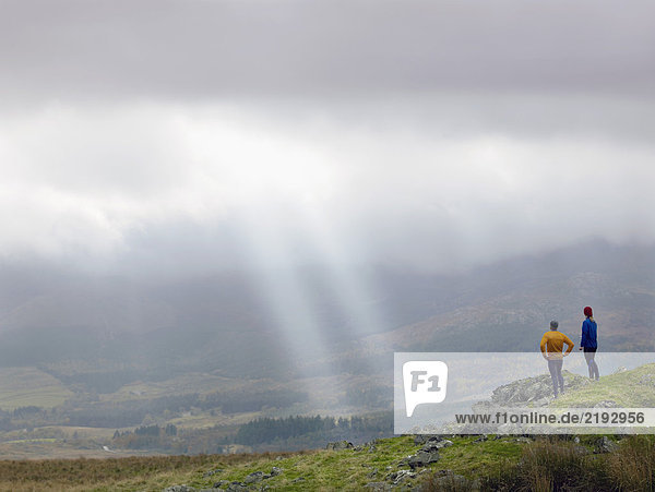 Paar in der Berglandschaft.