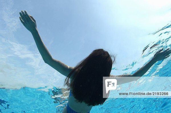 Schwimmende Frau im Schwimmbad  Unterwassersicht